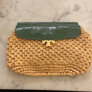 100% AUTHENTIC TORY BURCH STRAW CLUTCH WITH GREEN FLAP